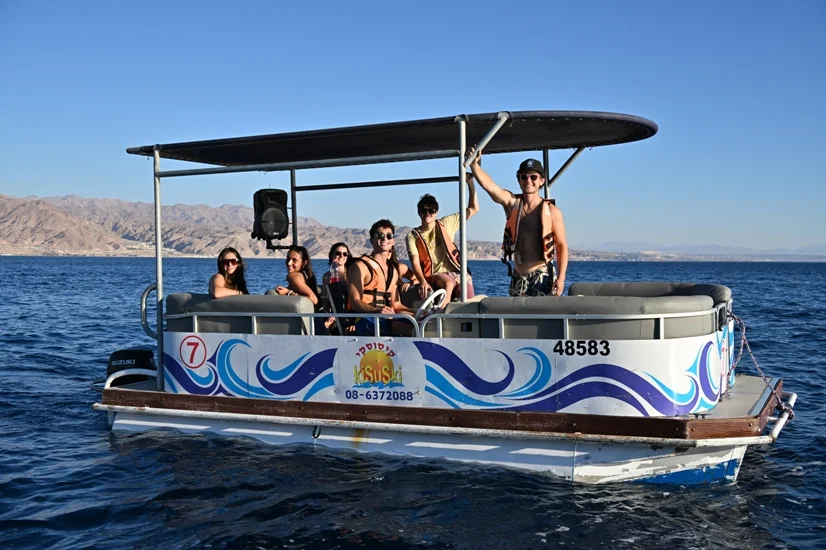 סירת פונטון עצמית לנהיגה